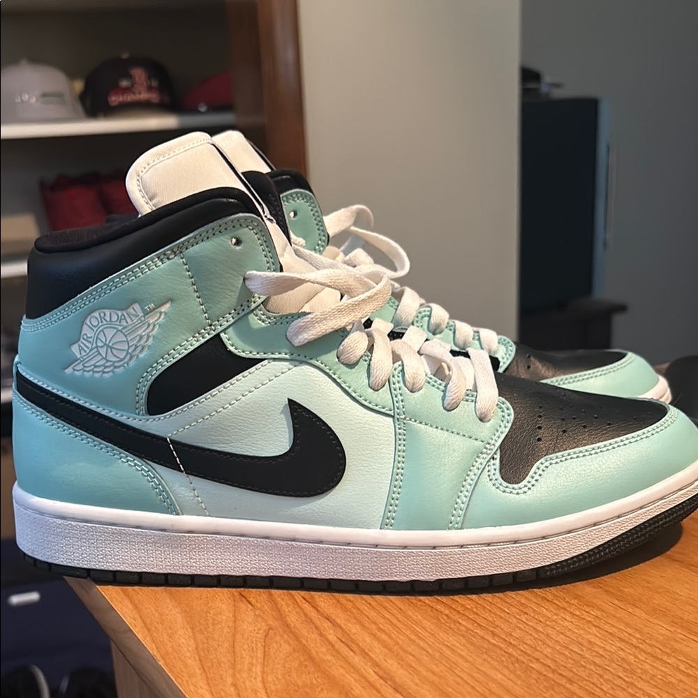 Nike Air Jordan High-Top 1’s in Mint and Black